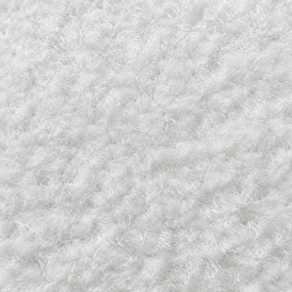 ภาพจำลอง close-up เนื้อผ้า ผ้าสำลีขูดขน (Brushed Fleece) — ด้านในเป็นขนฟูสั้นคลุมจนแทบไม่เห็นโครงสร้างห่วง ด้านนอกเรียบ
