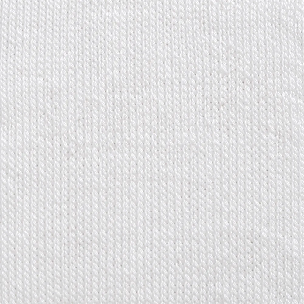 ภาพจำลอง close-up เนื้อผ้า CVC (คอตตอน 60–65% / โพลีเอสเตอร์ 35–40%) — ห่วงสม่ำเสมอ ผิวเรียบกว่าคอตตอนแท้เล็กน้อย มีประกายอ่อนๆ จากเส้นใยโพลีเอสเตอร์