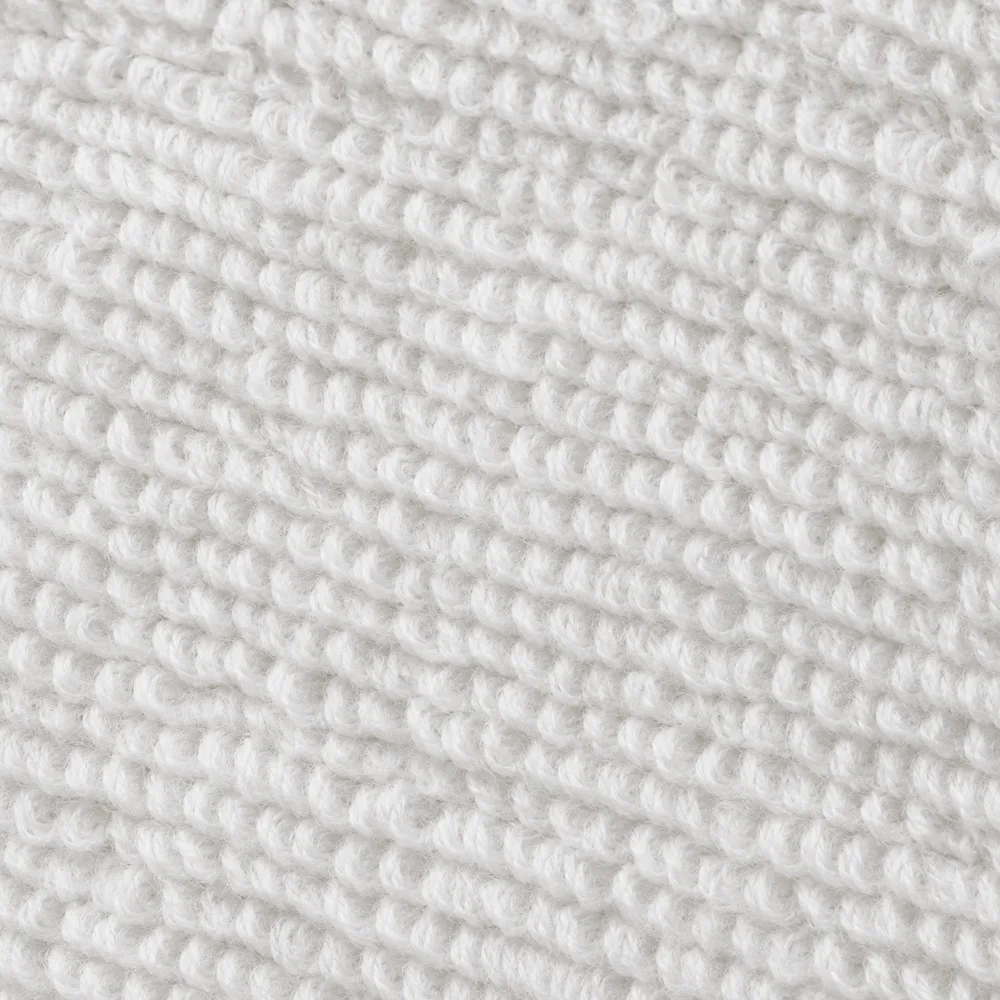 ภาพจำลอง close-up เนื้อผ้า ผ้าเกล็ดปลา (French Terry) — ด้านในเห็นห่วงด้ายเรียงเป็นแถวคล้ายเกล็ดปลาชัดเจน ยังไม่ถูกขูดขน จึงไม่ฟู