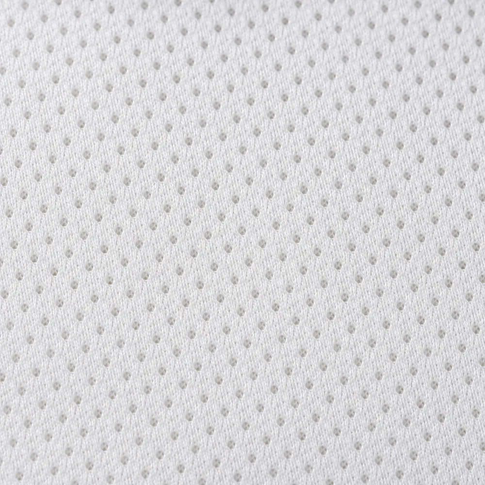 ภาพจำลอง close-up เนื้อผ้า ไมโคร / ดรายเทค (โพลีเอสเตอร์ 100% ระบายเหงื่อ) — ตารางรูเล็กถี่สม่ำเสมอทั้งผืน เห็นรูระบายอากาศชัดเมื่อส่องไฟ ผิวมีประกายบางๆ