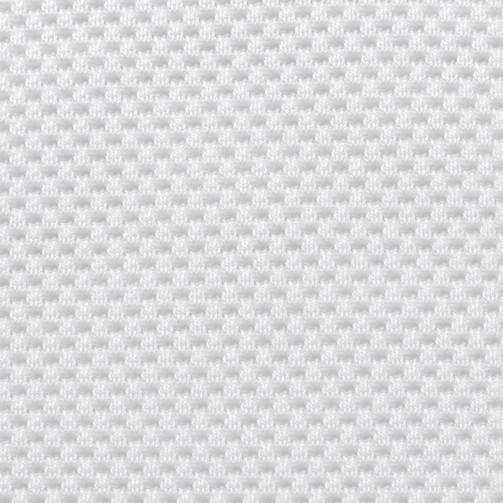ภาพจำลอง close-up เนื้อผ้า จูติ TK / ลาคอส (ผ้าโปโลโพลีเอสเตอร์) — ตารางรังผึ้งเหมือนจูติคอตตอน แต่ผิวมันกว่าและเส้นคมกว่า สีสม่ำเสมอมาก